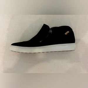 Ecco Soft 7 low boot. Size 39(8 US). Black with side zipper.